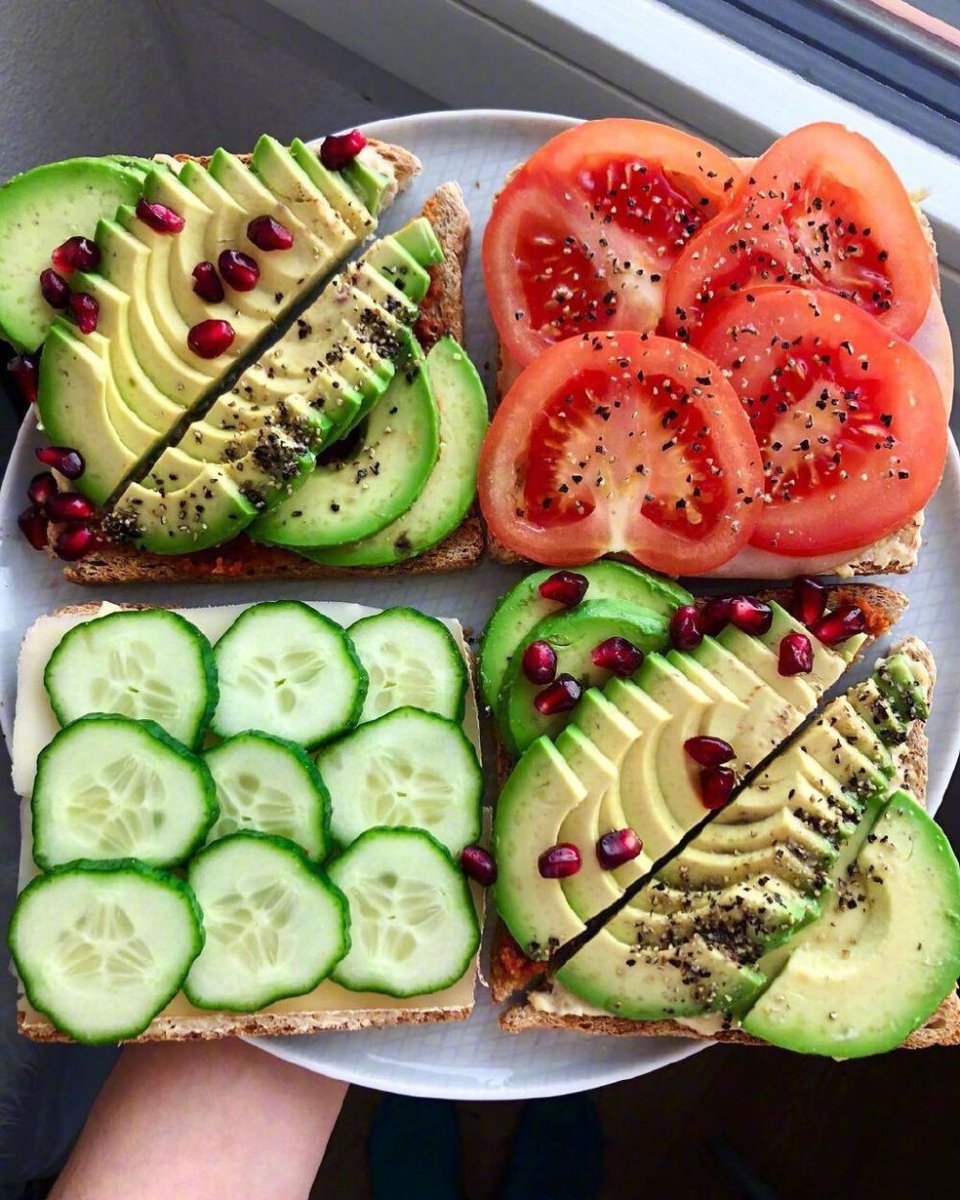 isidh269454's tweet photo. Just grabbed my go-to quick weekday lunch: creamy avocado toast with a sprinkle of chili flakes and a side of crispy cherry tomatoes—tasty, filling, and ready in 5 mins! https://t.co/TunftHAq5W