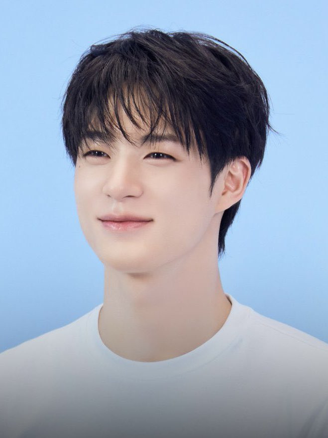 amilyvibes's tweet photo. q. are there any small changes that make you think, “i’ve really grown up” or “i’ve grown quite a bit” compared to when you first debuted?

jeno: in my daily life, i guess i shave pretty often these days, whereas i didn’t really shave much when i debuted because i was still in high school. (laughs) internally, i’ve learned a lot about how to treat people. when i was younger, i was afraid of being disliked and wanted to be a good person loved by everyone. but after being active for so long, i realized it’s impossible to understand and take care of everyone’s feelings. so now, i try to be more sincere and good to “my people.” i think i’m slowly growing in that way too.