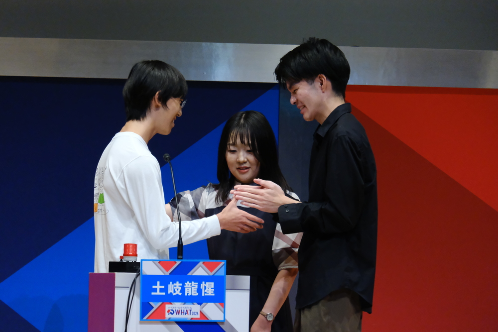 qj_web's tweet photo. #QuizKnock #東言「ゲームと人生が混じり合う」“競技クイズ”の可能性とは？【『ハイスクールクイズバトル WHAT 2026』レポート＆インタビュー】

https://t.co/gTBnoQtiwp

東言　競技のおもしろさはゲーム性にあると思うんですが、クイズは競技じゃなくても遊べて、生活や人生が報われるという側面がある。

普通だったら混じり得ない、ゲーム的な性質と非ゲーム的な性質が混じるという意味で、競技クイズのおもしろさがあると考えています。

#QKWHAT
@QuizKnock_WHAT @QuizKnock @Gon_Higashi