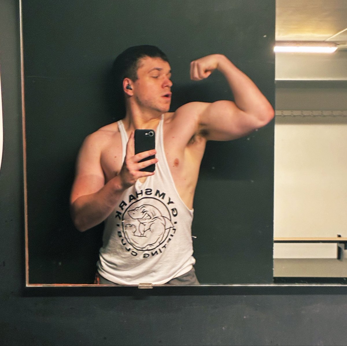 Trystmine's tweet photo. Flexin feels so good
I can feel my mind goin empty
I can feel my muscle growing
I cant help it brah
I need to lift 
And when i lift i need to flex 
And when i flex the light in my eyes gets less bright
Or at least daddy says so haha
Feels rite 
becum a meathead like me bro https://t.co/CZoGIlsSj2