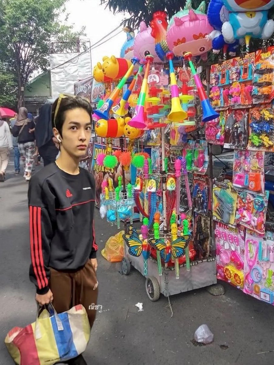 withcortis4life's tweet photo. first keonho now james too, i can't with these memes 😭😭 https://t.co/HpnFf4bRKg
