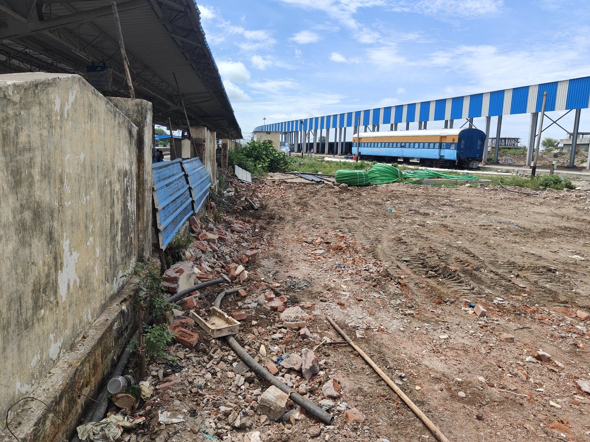devisingh1998's tweet photo. It's been 2yr for this 26cr project yet very less progress at peddapalli jn. Almost all stns of SCR AB stns completed expect pdpl. Seriously what's going on with pdpl jn does anyone monitoring it?
@SCRailwayIndia @kishanreddybjp 
@drmsecunderabad 
@RailMinIndia @AshwiniVaishnaw https://t.co/Qkw18ZSIYn