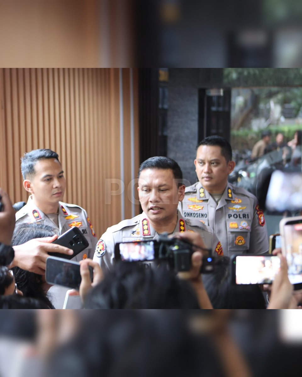DivHumas_Polri's tweet photo. Tim Opsnal Subdit IV/Jatanras Ditreskrimum Polda Metro Jaya mengamankan seorang pria berinisial R (44), yang sebelumnya viral di media sosial terkait dugaan aksi menendang seorang wanita di Mal Senayan City, Jakarta Pusat. Pria tersebut diamankan di kawasan Penjaringan, Jakarta Utara, pada Jumat (18/9) dini hari. Selanjutnya, yang bersangkutan dibawa untuk menjalani pemeriksaan lebih lanjut.

Kasubdit IV/Jatanras Ditreskrimum Polda Metro Jaya AKBP Abdul Rahim mengatakan, penyidik masih melakukan pendalaman terhadap rangkaian peristiwa tersebut, termasuk mengumpulkan barang bukti dan mendalami motif kejadian. Polisi juga telah meminta keterangan dari empat orang saksi.

Kabid Humas Polda Metro Jaya Kombes Pol Budi Hermanto mengimbau masyarakat untuk tidak berspekulasi terkait motif kejadian sebelum proses pemeriksaan selesai. “Kami mengimbau masyarakat tidak menyebarkan informasi yang belum terverifikasi. Percayakan penanganan perkara kepada penyidik dan sampaikan kepada kepolisian apabila memiliki informasi yang berkaitan dengan kejadian tersebut,” ujarnya.

Polri memastikan proses penanganan perkara dilakukan secara profesional berdasarkan fakta dan alat bukti yang ditemukan dalam proses penyidikan. Komitmen Berantas Tindak Kriminal dan #TerdepanTegakkanHukum