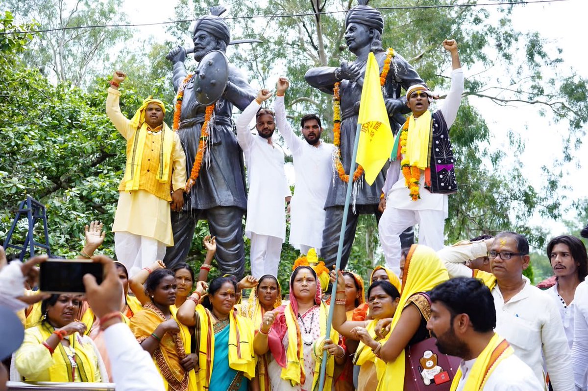 VikrantBhuria's tweet photo. गोंडवाना के गौरव, वीर योद्धा राजा शंकर शाह जी एवं कुंवर रघुनाथ शाह जी के बलिदान दिवस पर शत्-शत् नमन। 🙏

मातृभूमि की स्वतंत्रता और स्वाभिमान के लिए उनका सर्वोच्च बलिदान सदैव हमें अन्याय के विरुद्ध संघर्ष की प्रेरणा देता रहेगा।

जय गोंडवाना ✊
जय आदिवासी | जय हिंद 🇮🇳 https://t.co/ff5zXauZru