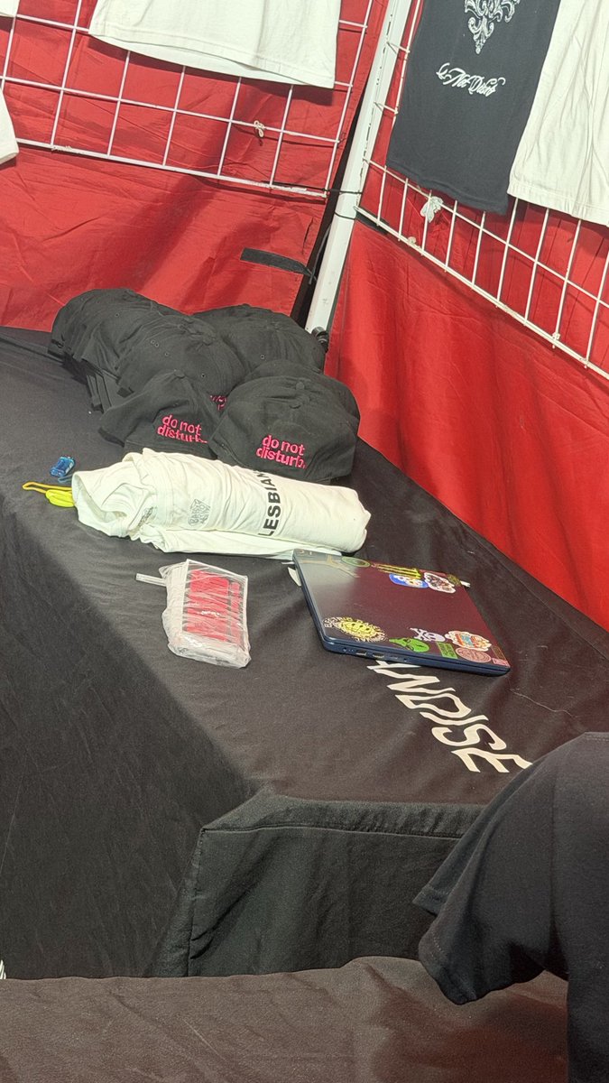 AmandaFons3's tweet photo. Okay, alguien quería ver merch, esto es lo que quedaba cuando terminó el concierto https://t.co/LunZSZXReZ