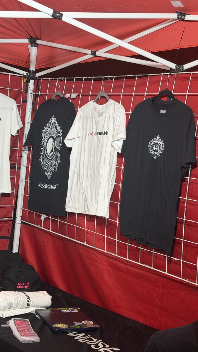 AmandaFons3's tweet photo. Okay, alguien quería ver merch, esto es lo que quedaba cuando terminó el concierto https://t.co/LunZSZXReZ