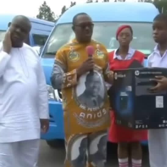firstladyship's tweet photo. Peter Obi gave out 500 buses to schools in Anambra, he did that 13 years ago. All the buses were manufactured locally by Innoson.

Wike was the Minister of State for Education back then. He personally joined Governor Peter Obi to witness & flag off the distribution of computers, generators, & school buses to all the secondary schools in Anambra State.

Peter Obi donated ₦2.65 billion towards a Microsoft Academy. Then he launched a Microsoft connectivity program. He distributed 30,000 computers (including HP laptops).

He provided thousands of teachers with Microsoft certifications. He bought color printers, generators, & provided internet connectivity to hundreds of schools.

When he talks about investing in education, he means every sense of the word. All these happened as far back as 2013. 🤩🤩