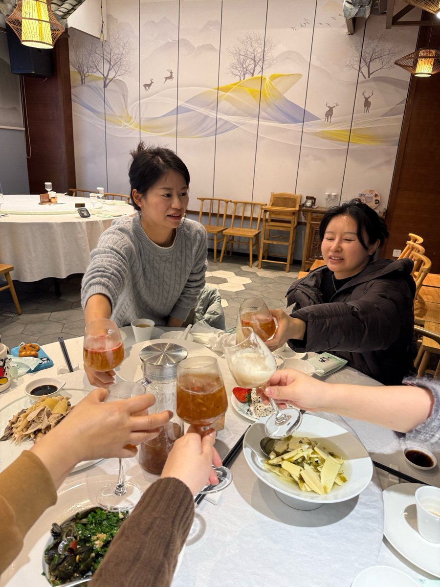 alesw190336's tweet photo. [Lazy Sunday with my favorite people: burnt pancakes, messy living room, and endless silly chats. Home isn’t a place, it’s these messy, warm moments ]， https://t.co/L1LHzhJ93b