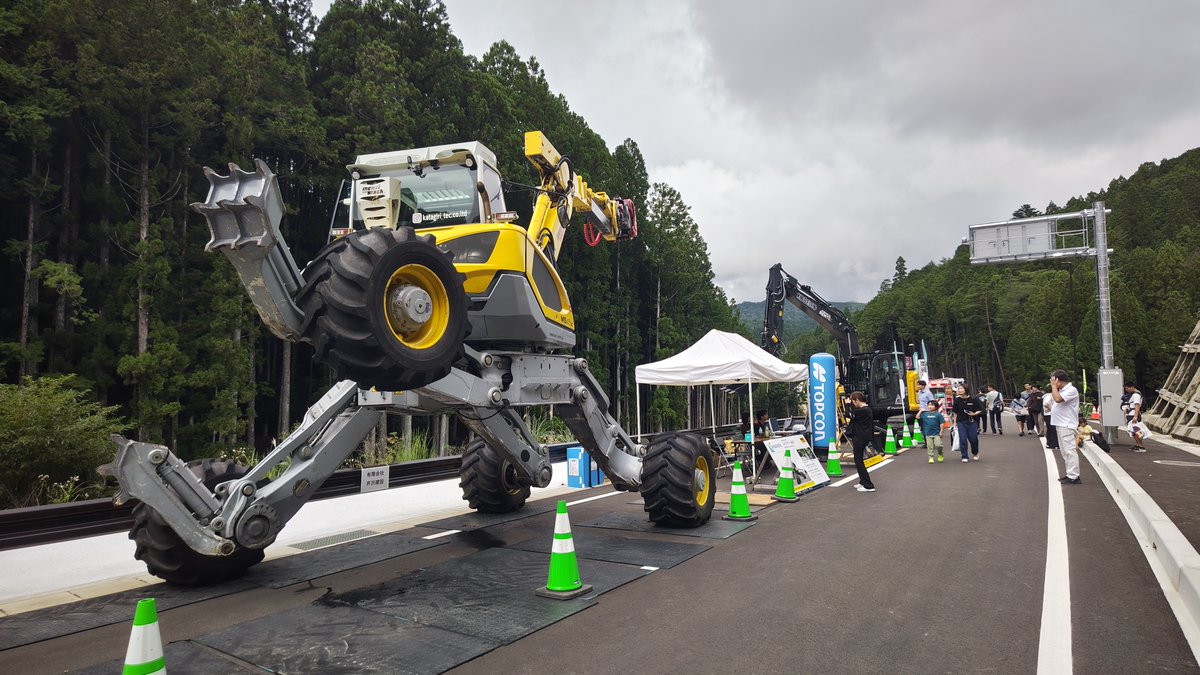 mlit_shitara's tweet photo. 開催報告
#アウトドアカレッジ×#遊べる建設企業展

9月12日(土)に[アウトドアカレッジ×遊べる建設企業展]を開催し��した！​

約1,100名の方にご来場いただき、ダム建設事業関係者と地元住民の方の交流を深めることが出来ました。​

来年度も開催を予定しています。ご期待ください！
 #設楽ダム #設楽町 https://t.co/RJaBaye8w4