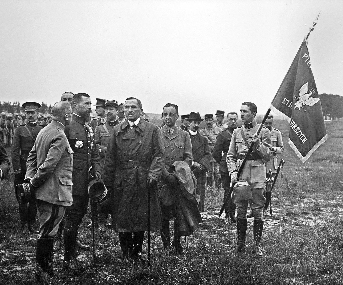 grzegorzlegien's tweet photo. “Nienawidzę ludzi nikczemnych, bez względu na to, czy są Niemcami, Moskalami, czy moimi własnymi rodakami, a może najwięcej w ostatnim wypadku. Nienawidzę nauczycieli, którzy, mając z powołania swego obowiązek uczyć i wychowywać młodzież, znęcają się nad nią, zabijając jej siły fizyczne w zarodku, znieprawiają ją moralnie, powstrzymują lub wypaczają jej rozwój umysłowy. Nienawidzę sędziów, którzy miast czynić sprawiedliwość, nadużywają prawa do obrony tych lub innych interesów, do prześladowania politycznych przeciwników.

(...)

Gdybym na Rusi galicyjskiej spotkał nauczyciela Polaka, prześladującego dziecko za to, że jest ono dzieckiem ruskim, że po rusku mówi, czułbym do niego nie mniejszy wstręt od tego, jaki budzi we mnie moskiewska i pruska kanalia pedagogiczna…”

Roman Dmowski, “Myśli nowoczesnego Polaka”, 1903