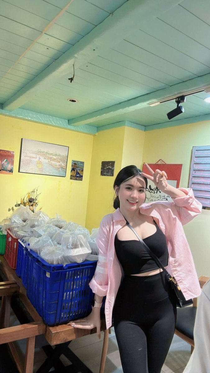 ntbngoc201a's tweet photo. một buổi phát cơm trưa ở sg https://t.co/DRx489GwUb