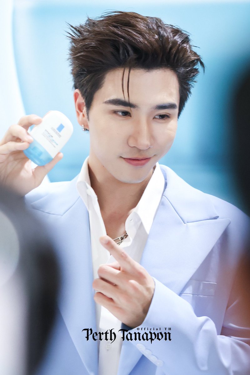 TrendforPerth's tweet photo. Thank you for your countless love for Pedped 🤟🏻🥰🖤
We still have time until 1:45PM. Lets keep going ❤️‍🔥

50K  ✅
100K✅
150K ✅
200K✅ 

PERTH MY LA ROCHE 

#SupraPERTHfectSkin
#PerthTanapon  #KDPPE https://t.co/1YLcy62XdQ