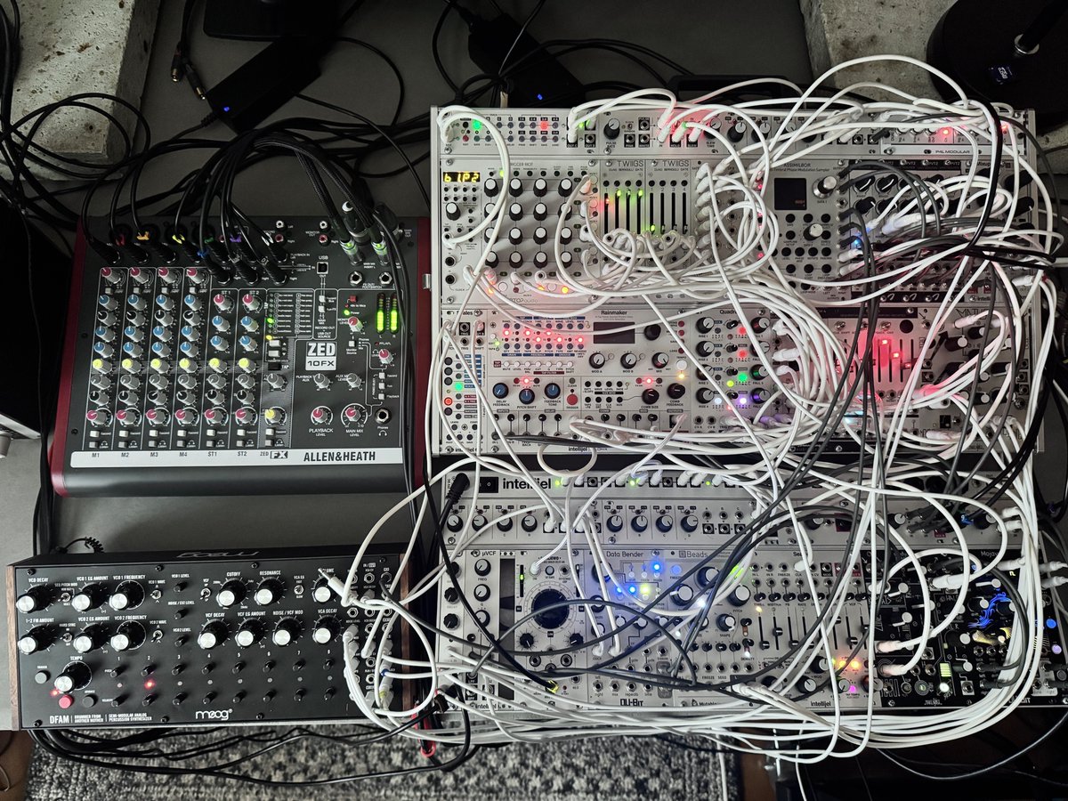 sakaimeno's tweet photo. この前のライブセット。クラブって、自宅よりしっかりしたサウンドシステムが入ってるから、特に低域はいい感じに出してくれるものだと思ってたけど、実際は、30～40Hzあたりが結構削られてることが多いんですね（システム保護のため）。という訳で現場でも理想的な低音が鳴るように対策していきたい。 https://t.co/8UcTO0JQWF