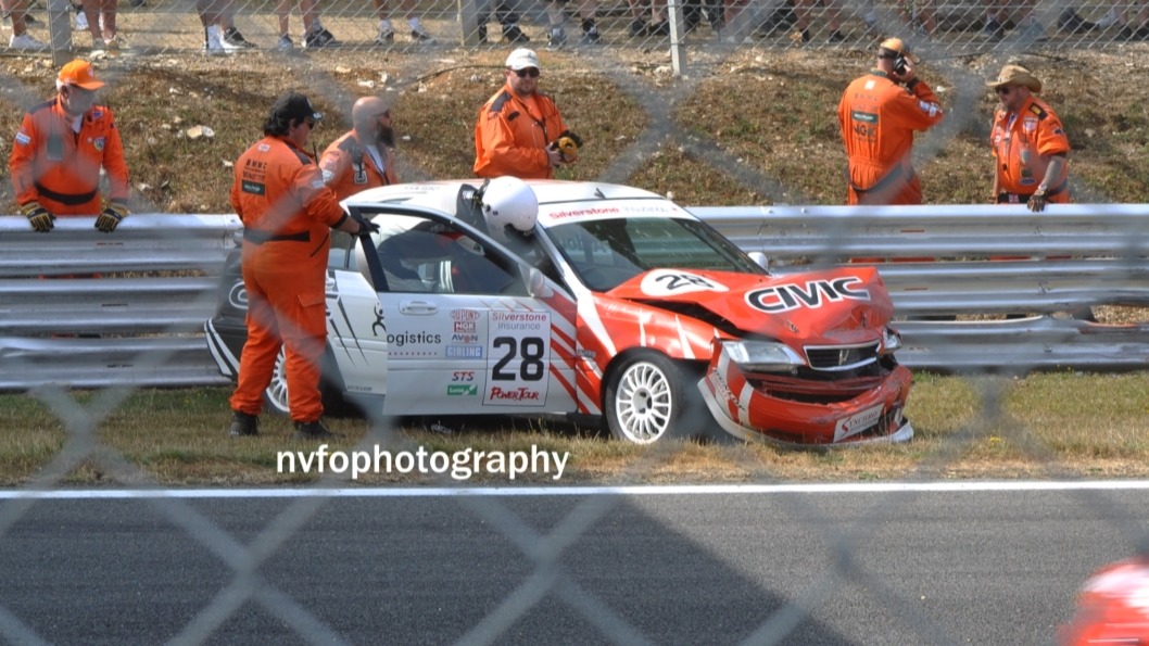 ContessaLapc9's tweet photo. Byron Aldous crashed his Super Production Honda Civic in the second CTCRC Super Tourers race at Touring Car Rewind, suffering heavy front-end damage. Its livery recalls the Silverstone Insurance-backed National Saloon Car Championship. https://t.co/ZM93yad1oc