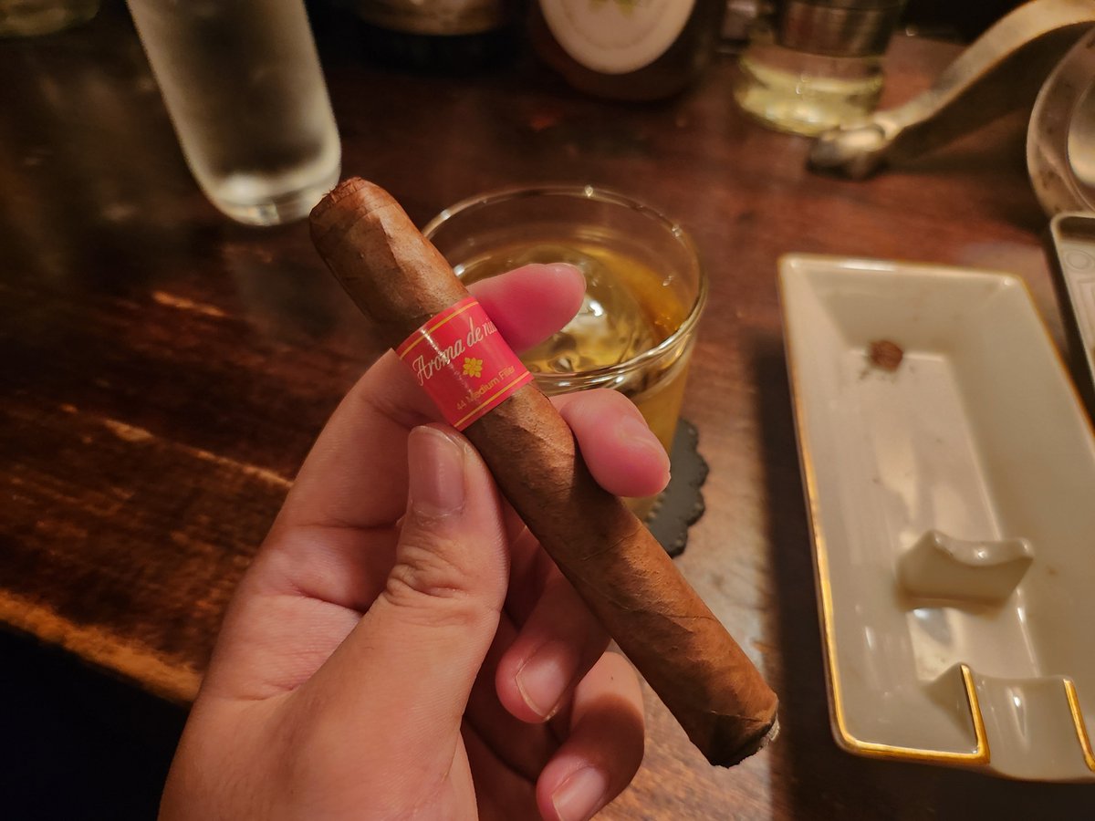 cigarsnake1216's tweet photo. バーでアロマ・デ・ニカ
息抜きに最高でした...

 #葉巻  #Cigar  #アロマ・デ・ニカ  #シガースネーク https://t.co/aXlnkiMEO7