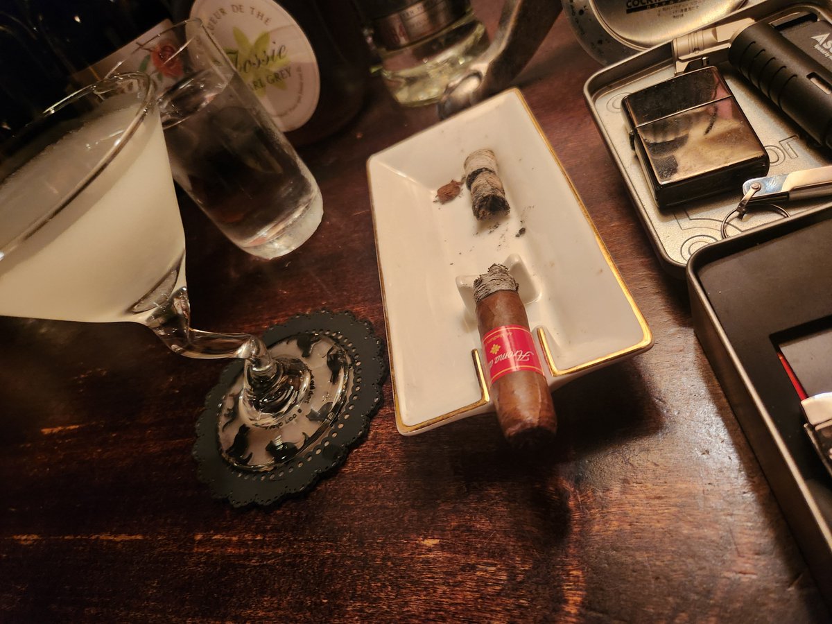 cigarsnake1216's tweet photo. バーでアロマ・デ・ニカ
息抜きに最高でした...

 #葉巻  #Cigar  #アロマ・デ・ニカ  #シガースネーク https://t.co/aXlnkiMEO7
