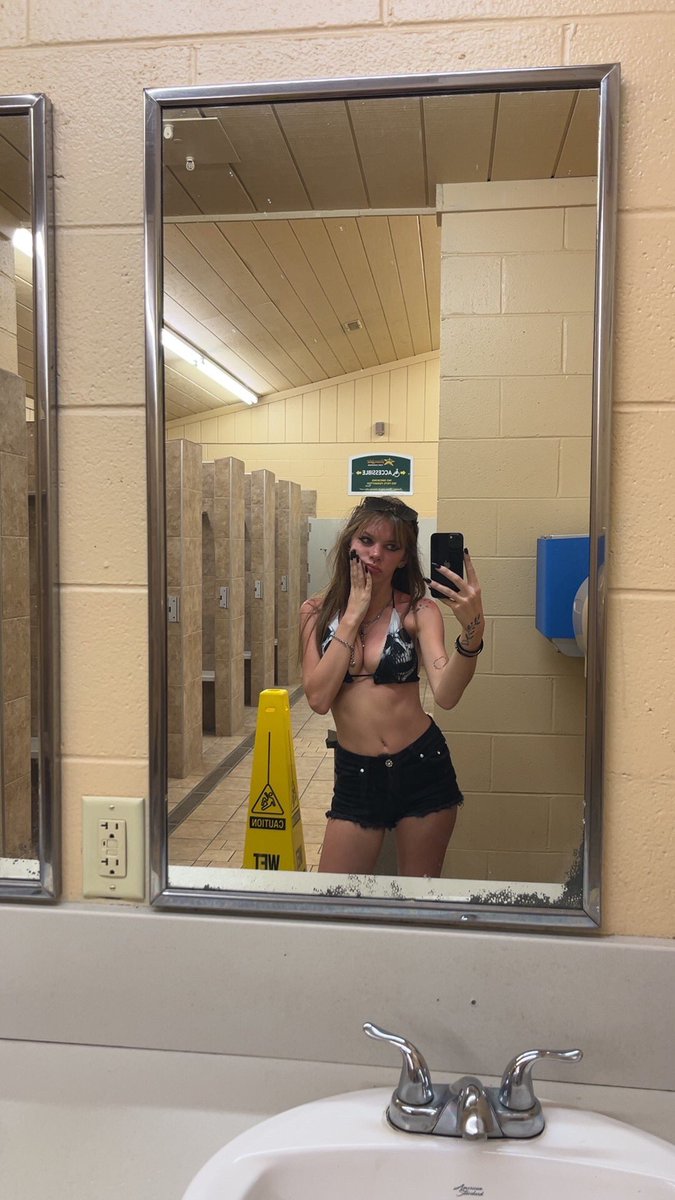 willowglom's tweet photo. Life is short. Talk dirty to me. https://t.co/L8CT4CkejY