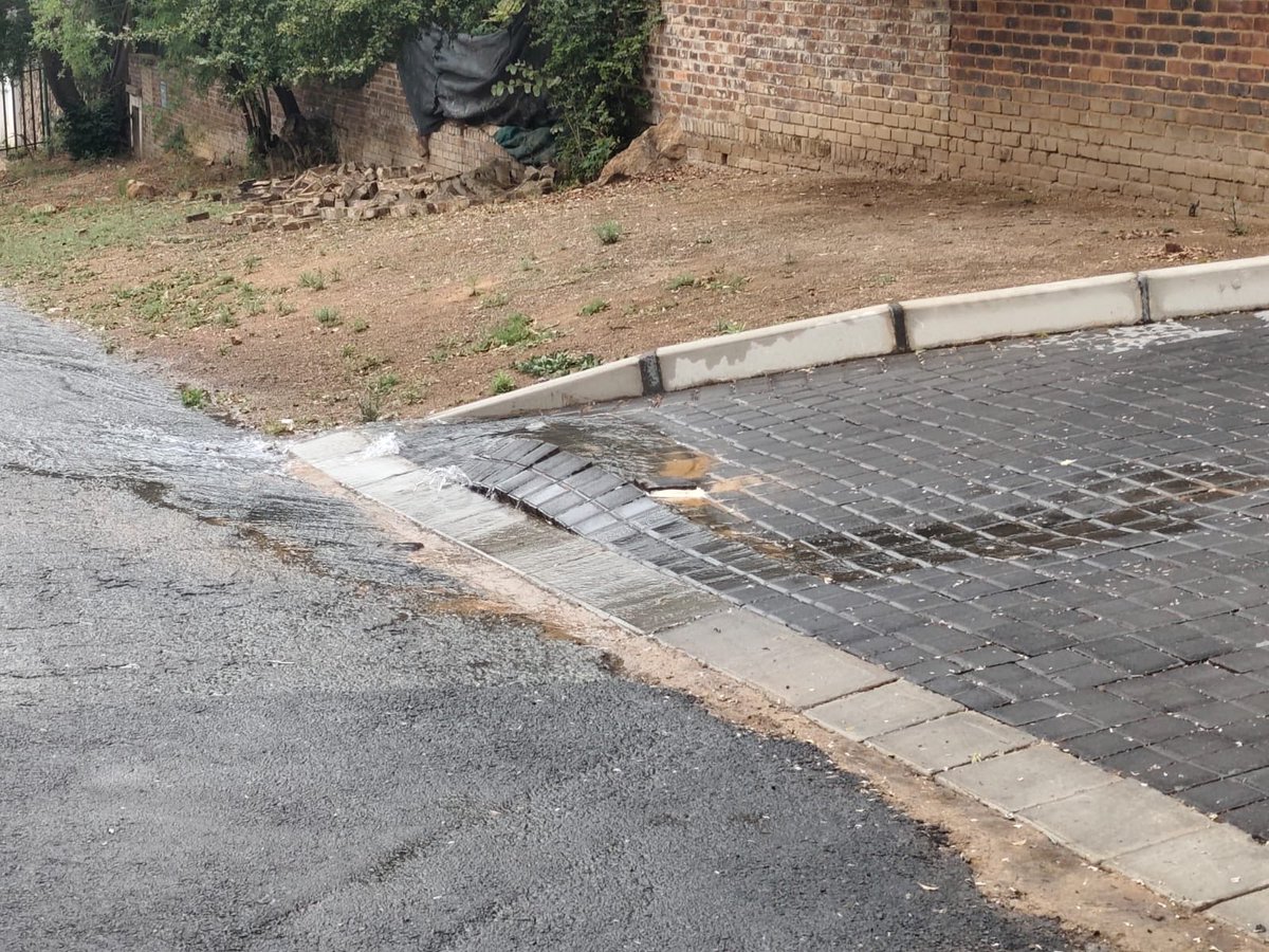VanessaVosloo's tweet photo. @JHBWater burst pipe on Hans Crescent, Bryanston. No water as a  result. Closest corner is Chesterfield Road https://t.co/Tjn8wkczLj