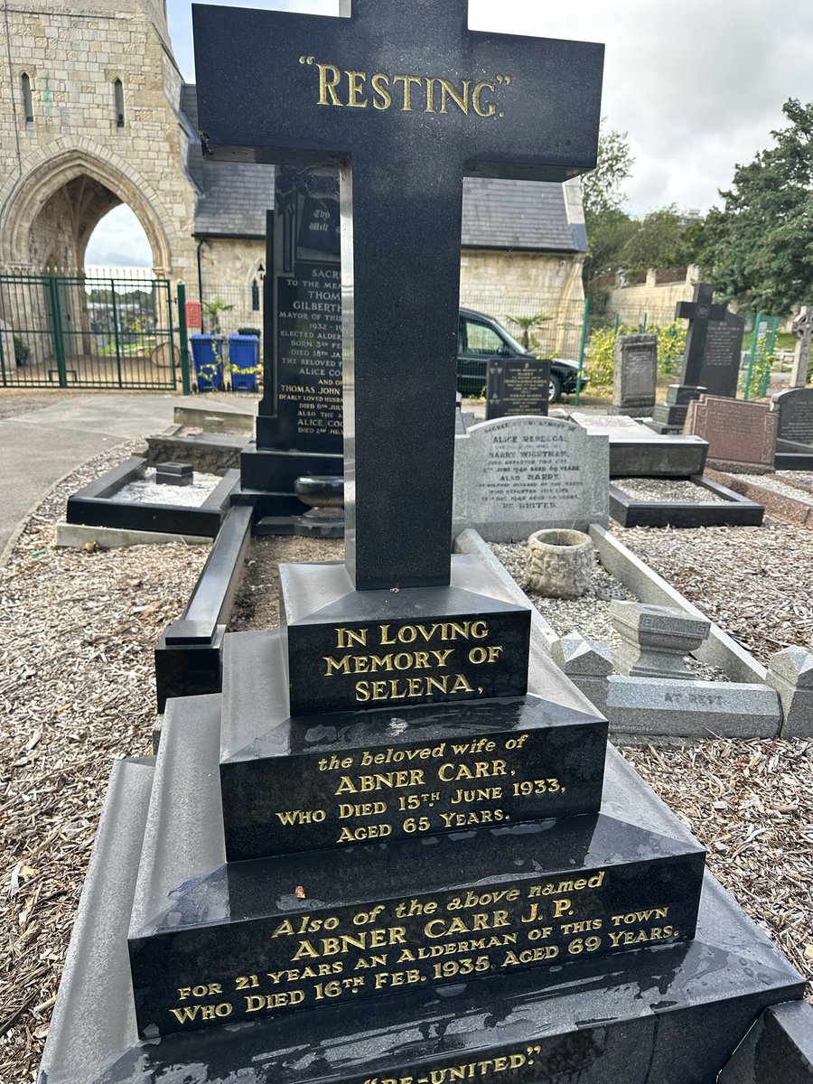 VCTrust's tweet photo. Regilding completed Hyde Park Doncaster #VCTrust #lestweforget https://t.co/VbXiOtR8d4