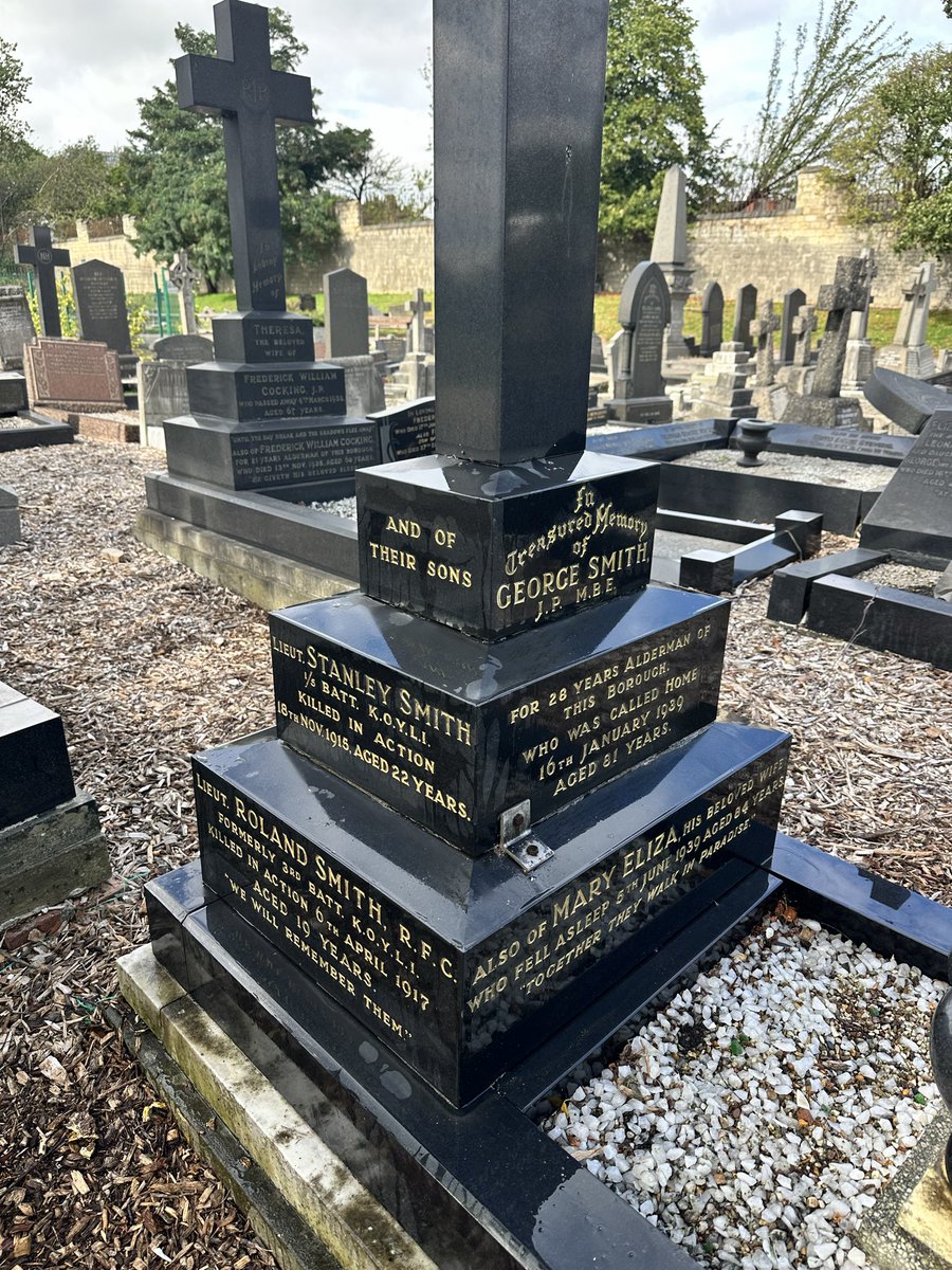 VCTrust's tweet photo. Regilding completed Hyde Park Doncaster #VCTrust #lestweforget https://t.co/VbXiOtR8d4