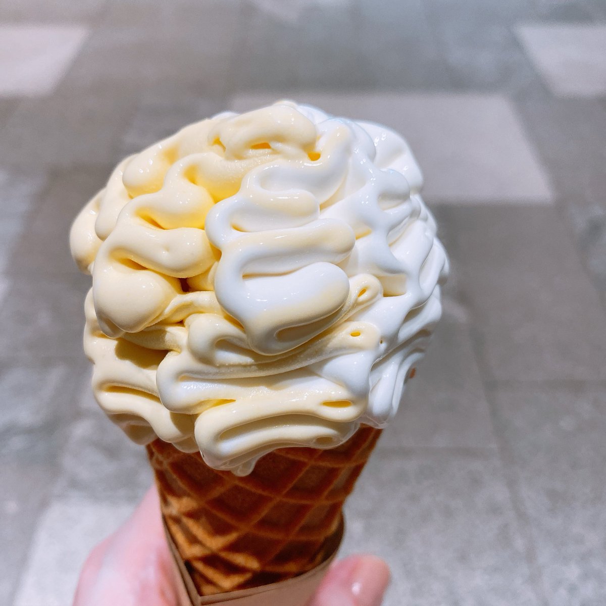 nemuco_ham's tweet photo. 麻布台ヒルズにある奈良美智さんの「東京の森の子」とソフトクリーム🍦
青森県立美術館の森の子を見るといつも「ソフトクリーム食べたいなぁ…」と思っていたので念願叶った😚 https://t.co/wZ64CiOd4r