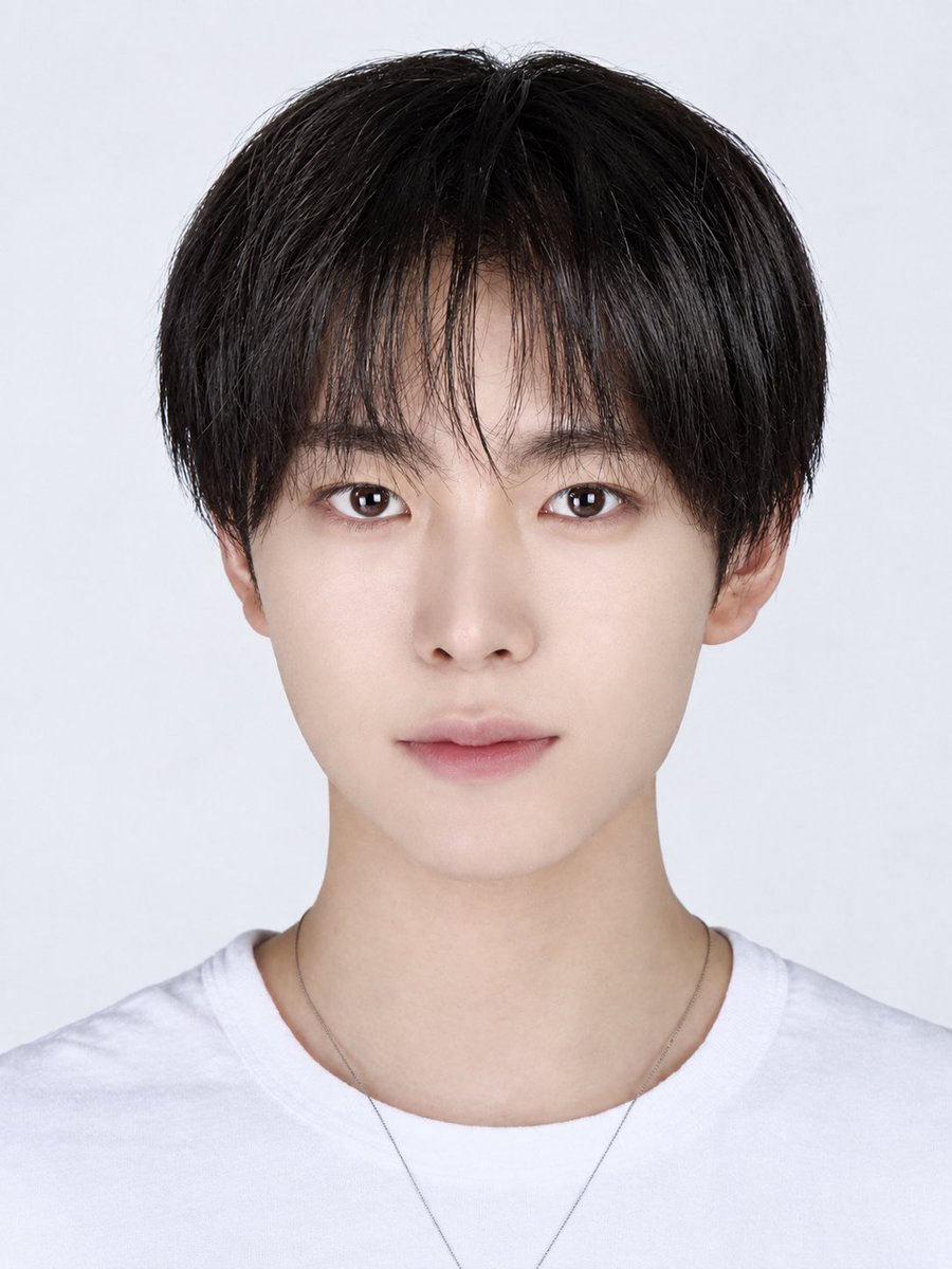 saltyushi's tweet photo. NCT 10주년 디멘션 전시회
#유우시 증명사진 https://t.co/oDdD1UDM98