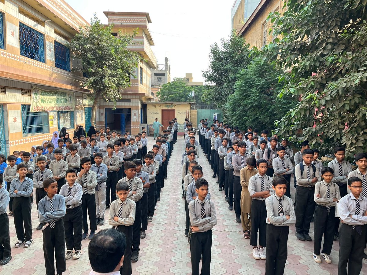 SanaullahR's tweet photo. 🌟 Today’s Morning Assembly at GBSS No. 1, Kotwal Building, Karachi South 🌟
A well-organized and inspiring morning assembly showcasing the discipline, confidence and active participation of the students. 
#SindhEducation 
#QualityEducation 
#SindhGovernment 
#MorningAssembly 
@MinisterEduGos 
@AKRAMJANG