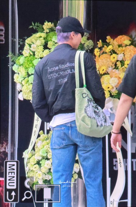KDY_INA's tweet photo. 260918 Doyoung mengirim karangan bunga untuk Konser Redline hari ini ❤️

“Urichil, gebraklah panggung seperti yang selalu kita lakukan, ayo karaokean hari ini”
“Yongyongie yang terbaik”
“Johnny hyung, ttaranghae”
“Yuta hyung scream”
“Jaehyun-ah GMG”
“Haechan-ah, Haechan-ah”

Dia mengirimkan 1 karangan bunga berwarna hijau untuk NCT 127, dan 5 karangan bunga untuk setiap member 💐

Karangan bunga diletakkan pada pintu masuk sehingga member langsung melihatnya saat tiba 😄

#NCT도영 #DOYOUNG #도영 #ドヨン