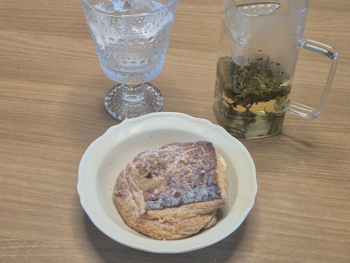 afterworksip's tweet photo. 🍵 모모우롱
🍪 커스터드 파이
🧱 루피시아

개인적으로 가향차를 별로 안좋아 하는 이유가 가향 향이 느끼하다고 느껴서인데
이 차는 부담스럽지 않아서 맘에든다 
다 귀찮아서 거름망 숙우 쓰고
따뜻하게 마시는것 보다는 얼음 와라락에 급냉이 아직은 좋은 것 보니 여름이 아직은 가지 않았나보다 https://t.co/WQI1jUkceR