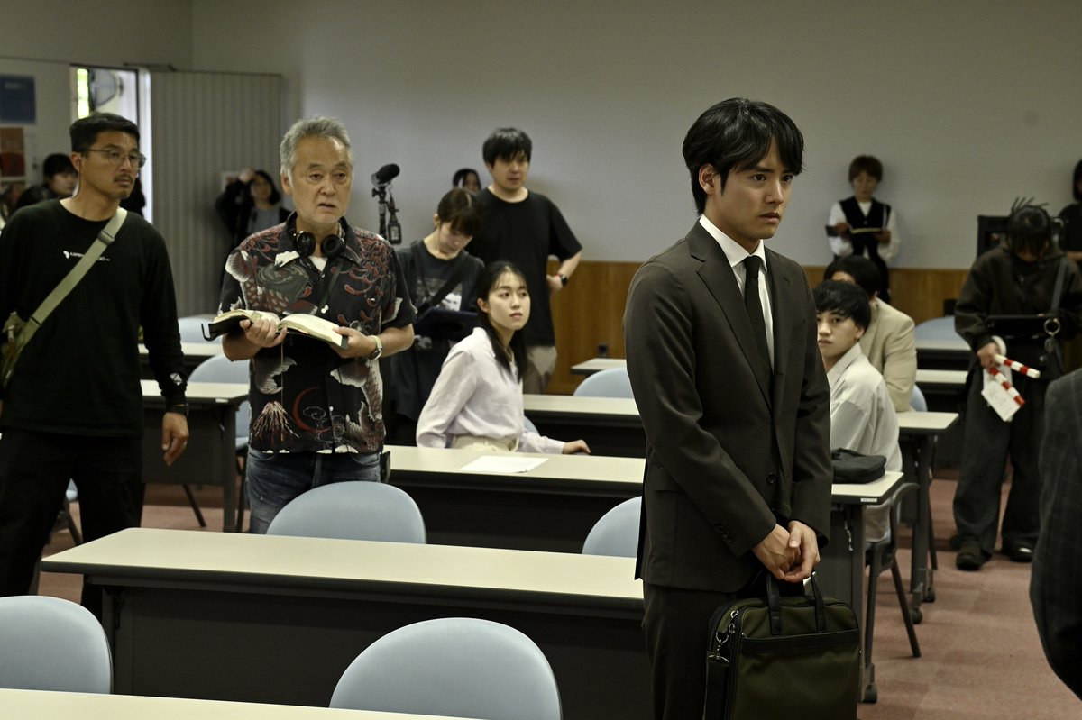 drama_wowow's tweet photo. ✛連続ドラマＷ　東野圭吾「#虚ろな十字架」✛

#香取慎吾 さん #赤楚衛二 さん初対面の場となった
物語の重要シーンのメイキングカットを📸

静けさを打ち砕き、
物語が怒涛の展開を見せる注目の＜第3話＞は
明日 午後10:00放送・配信🔥

WOWOWオンデマンドで第2話まで配信中
https://t.co/4SKX7nGWvI https://t.co/iwDGiROUlo