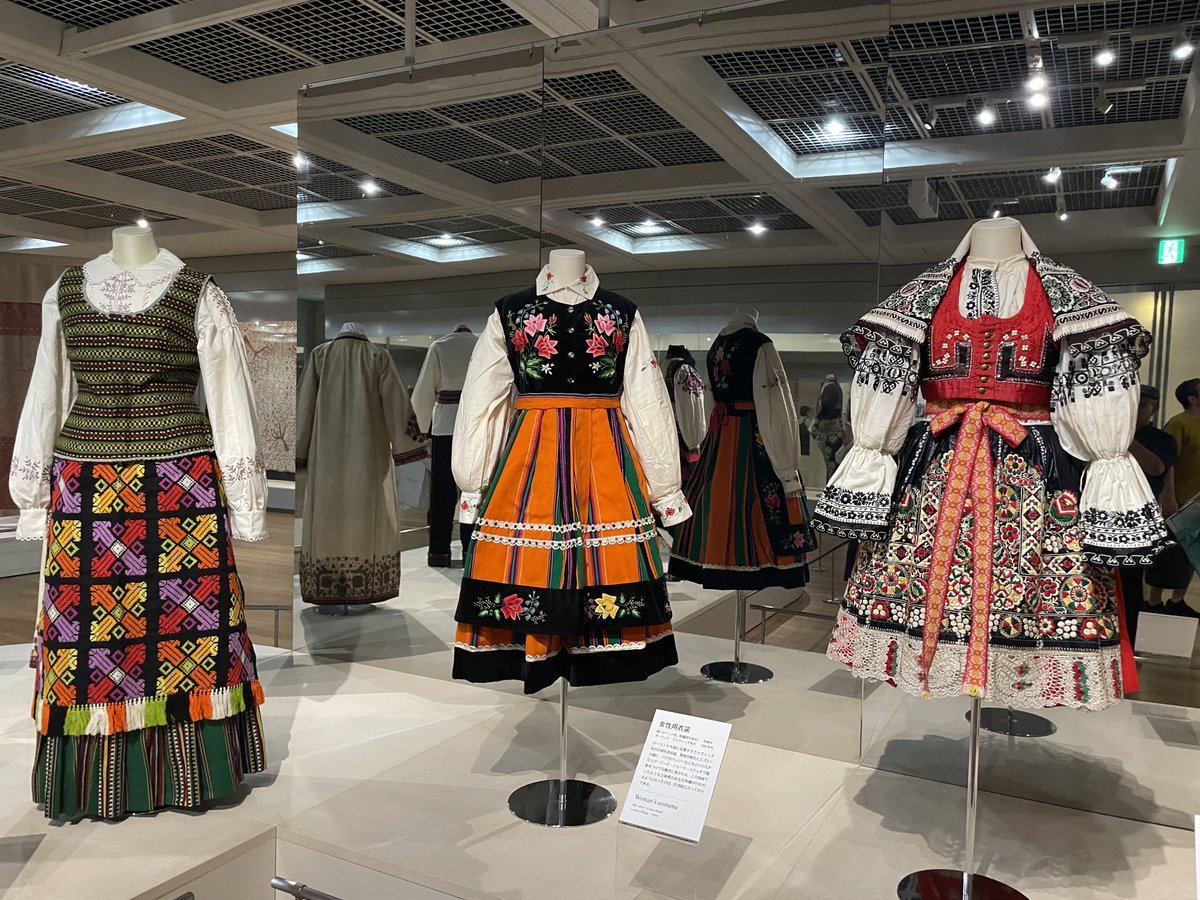 taktwi's tweet photo. 文化学園服飾博物館「世界の刺繍をめぐる旅」

日本、欧州、アジアなど世界約40カ国の刺繍が結集。素朴な日常着からオートクチュールのドレスまで、針と糸が織りなす多様な手仕事の美と技法を地域別に紹介！今秋の隠れた名展覧会。一部撮影可能。 https://t.co/lduP022rQ1