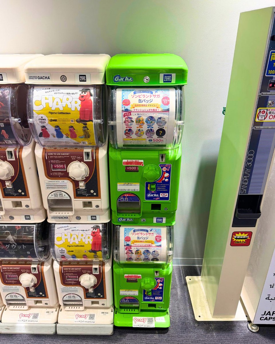 saga_airport_tb's tweet photo. 劇場版『ゾンビランドサガ ゆめぎんがパラダイス』×九州佐賀国際空港
コラボ缶バッジガチャが登場！✈️

昨年ご好評だったコラボステッカーデザインが今度は缶バッジになりました✨

💰1回 500円（税込）
📍九州佐賀国際空港ガチャコーナー
 
#ゾンビランドサガ
#ゆめぎんがパラダイス https://t.co/tANYDVYUi8