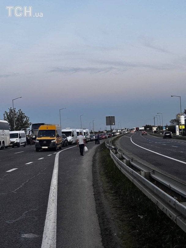 DOGDEGA's tweet photo. 🇵🇱⚡🇺🇦 La hospitalidad polaca, al parecer, se está volviendo cada vez más estricta. Los medios ucranianos informan de que ahora, en la frontera, comprueban a los conductores con especial minuciosidad: revisan los documentos, los carnés de identidad e incluso si llevan dinero... https://t.co/coTtwwhLt7