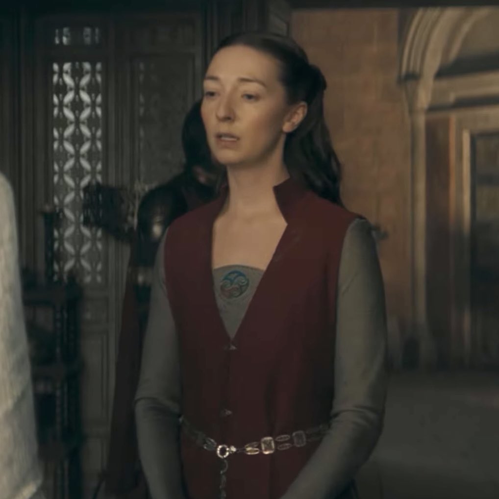 nyraxys's tweet photo. Elinda has the massey sigil on her dress, so why’s she treated like Rhaenyra’s handmaid instead of her lady in waiting😭 i feel like hotd showrunners do not understand the concept of lady in waitings https://t.co/taAORzqFHb