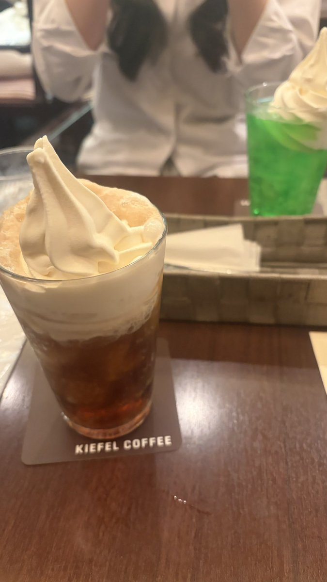yu_px08_'s tweet photo. カフェでコーラフロートのんだにょ！ https://t.co/PzP33zP81P