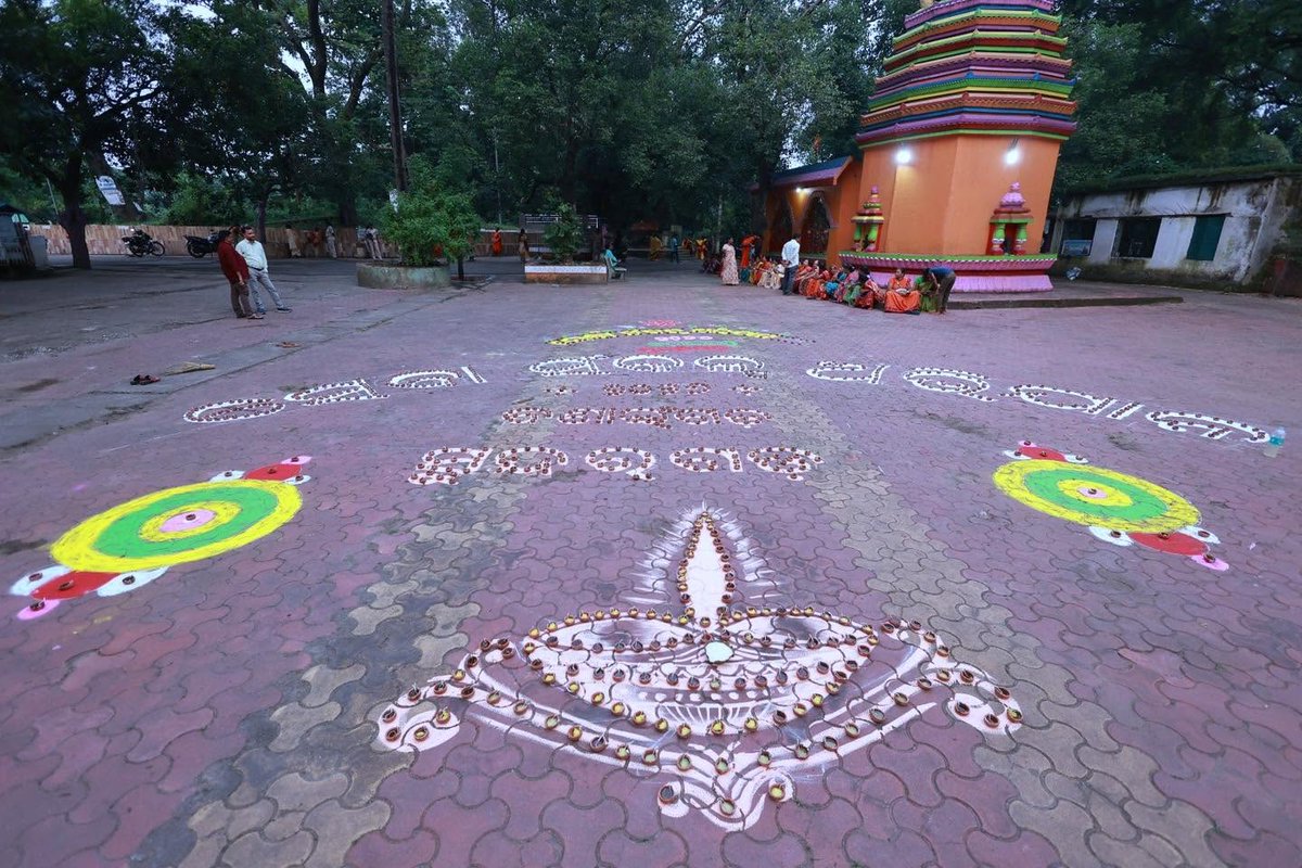 DMSundargarh's tweet photo. ଏହି ଅବସରରେ ମାନ୍ୟବର ସାଂସଦ ଶ୍ରୀ ଜୁଏଲ ଓରାମଙ୍କ ଉପସ୍ଥିତିରେ ବିଭିନ୍ନ ସରକାରୀ ଯୋଜନାରେ ଲାଭାନ୍ୱିତ ହିତାଧିକାରୀଙ୍କୁ ଭତ୍ତା, ରାସନ କାର୍ଡ ଓ ଜମି ପଟ୍ଟା ଆଦି ବଣ୍ଟନ କରାଯାଇଥିଲା। ଏହା ସହିତ ବଣେଇସ୍ଥିତ ବାବା ବାଣେଶ୍ୱର ମନ୍ଦିର ଏବଂ ଲହୁଣୀପଡ଼ା EMRS ପରିସରରେ ‘ଆଶୀର୍ବାଦର ଦୀପ’ ପ୍ରଜ୍ୱଳନ କରାଯାଇଥିଲା। https://t.co/ICi9yCuVIi
