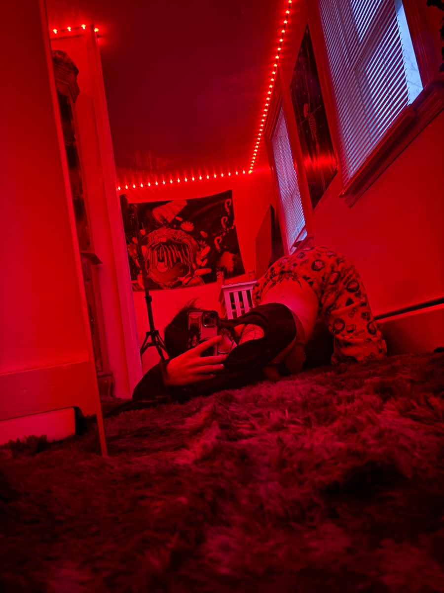 CrystalHeiresss's tweet photo. its the red light effect dont ask y https://t.co/kjhaWiPI7Y