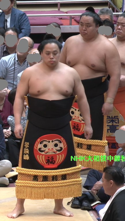 kuru2obake's tweet photo. 兄弟ダルマ　
（琴栄峰・琴勝峰）

〔秋場所六日目〕　#幕内土俵入り　#sumo https://t.co/4HwTtRopnP