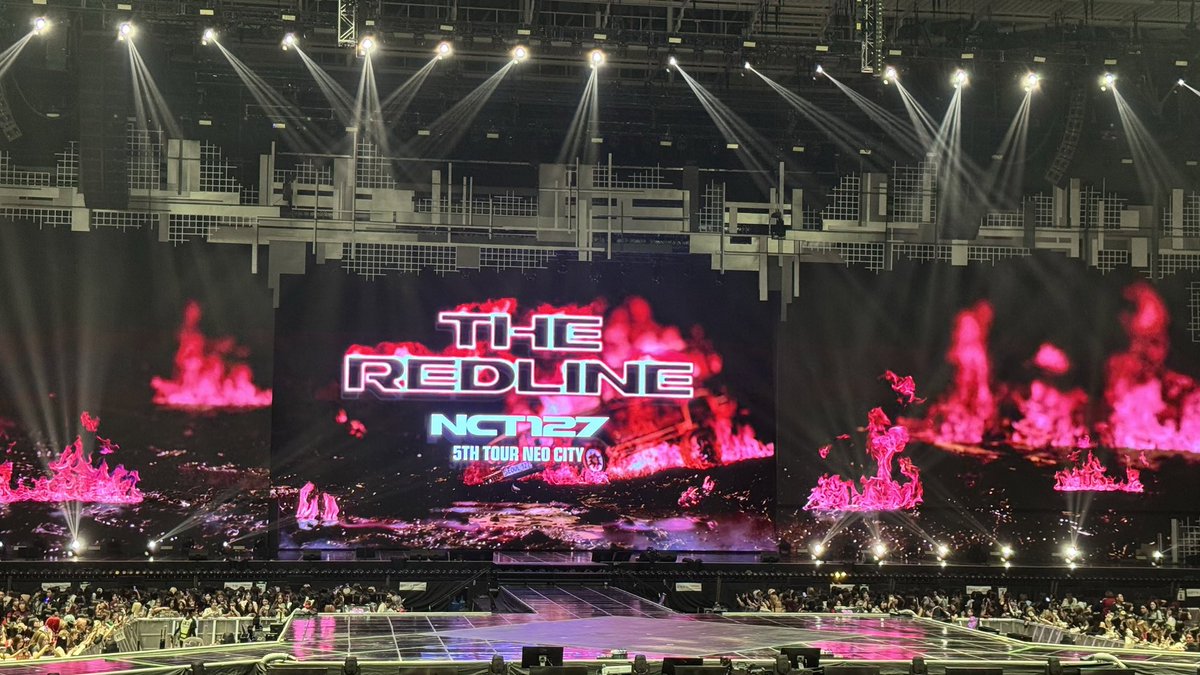 urfavvleehaenie's tweet photo. สมกับชื่อคอนจริงๆแหละ ไฟท่วมเวที555555555 https://t.co/rh7W05ffsI