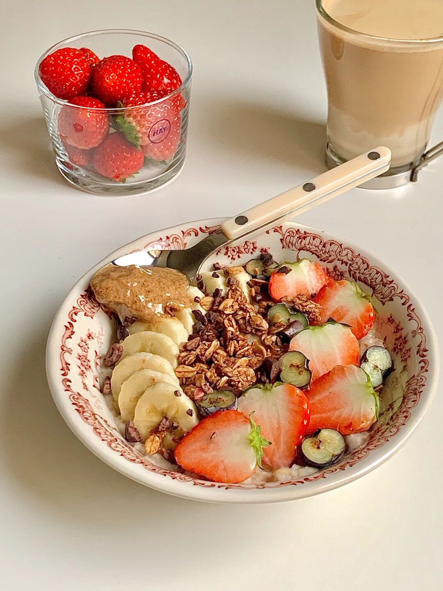 2sandrakimberly's tweet photo. Just enjoyed a warm homemade oatmeal bowl with frozen blueberries and tea on the couch—perfect slow morning vibes at home https://t.co/2ICPJ6WZaj