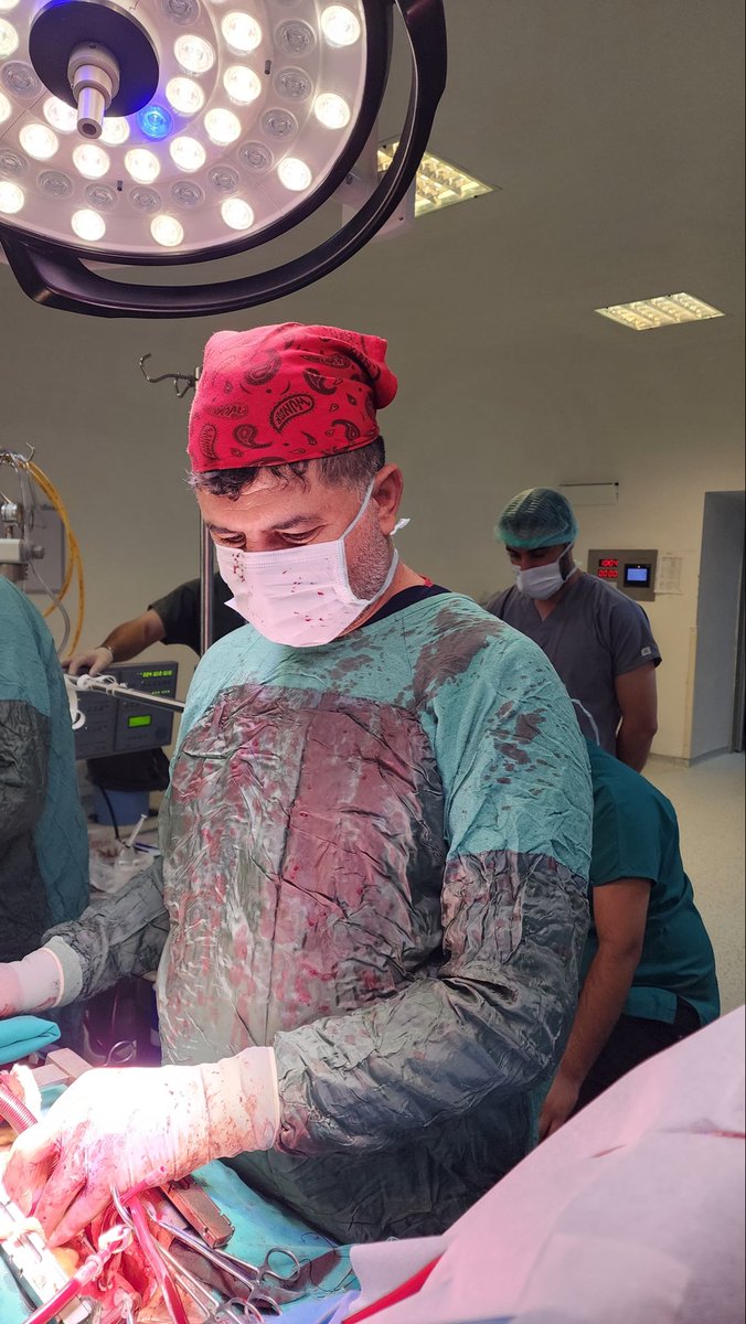 sezginDr's tweet photo. Günaydın dostlarım 
Kan içerisinde bir hafta daha bitiyor 
Üç bypass biri minimal kapalı by pass olmak üzere 
Bir şah damarı karotisendarterektomi 
Ve dört Varis ( venöz yetmezliği ) ile haftayı tamamladık 👌🙏 https://t.co/PUsfBhWx7d