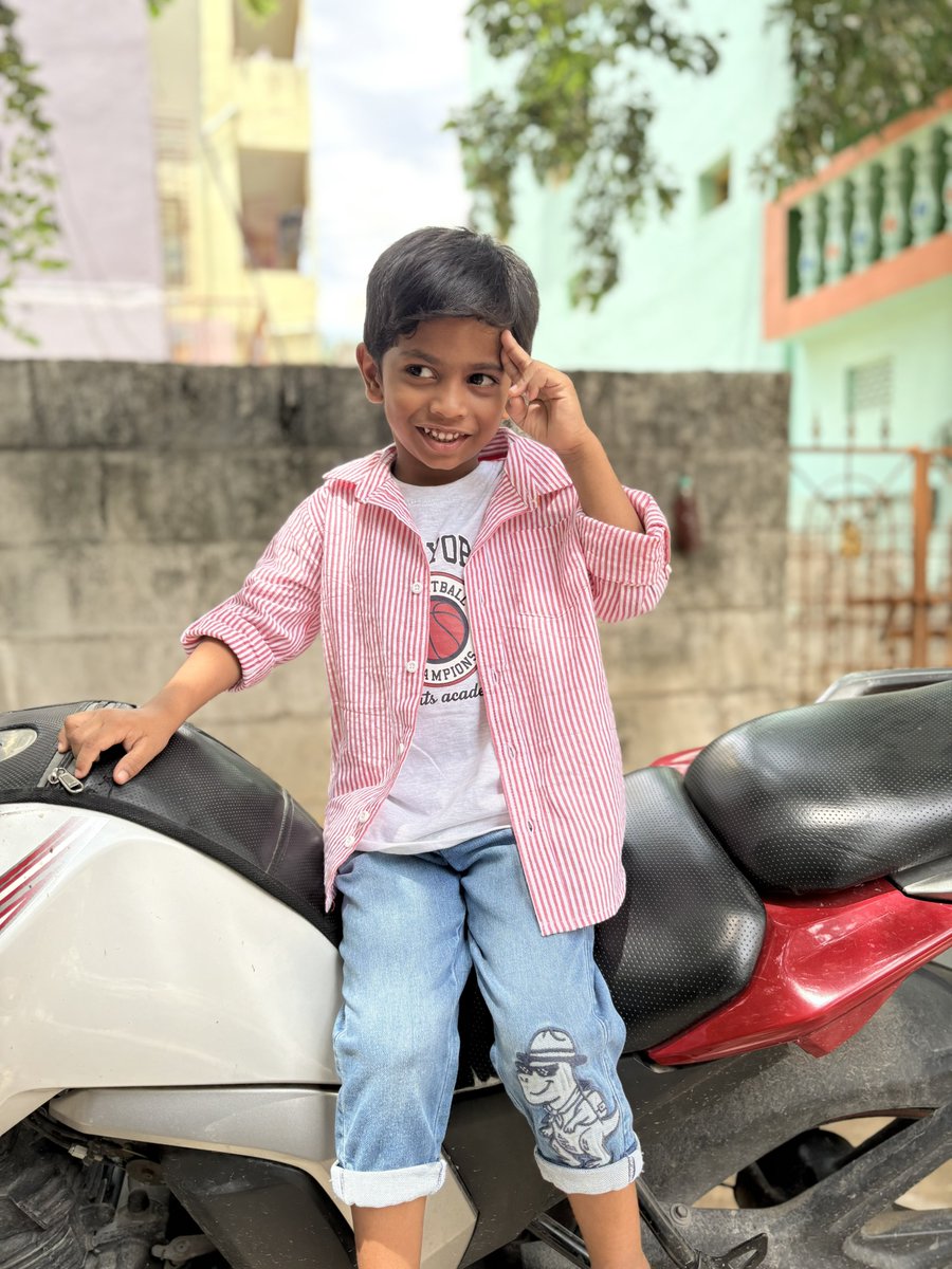 HemuParuchuri's tweet photo. ఈరోజు మా పెద్దబాబు #శౌర్యరామచంద్ర 5 వ పుట్టినరోజు మన @tarak9999 అన్న అభిమానులు అందరూ మీ ఆశీసులు అందిస్తారు అని కోరుకుంటున్నా .... 

#HappyBirthdayShourya 
#ShouryaTurns5 #Shourya https://t.co/rzBVxd9njX