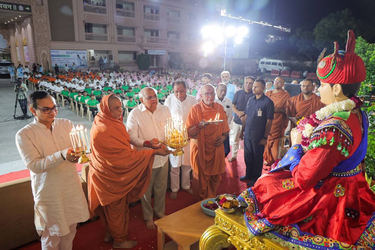 PrerakshahBJP's tweet photo. દેશના સર્વાધિક લોકપ્રિય પ્રધાનમંત્રી આદરણીય શ્રી @narendramodi જીના ૭૬મા જન્મદિવસ નિમિત્તે ગુરુકુળ સ્વામિનારાયણ મંદિર ખાતે માનનીય મુખ્યમંત્રી શ્રી @Bhupendrapbjp જીની વિશેષ ઉપસ્થિતિમાં ભવ્ય આરતી કરી જન્મદિવસની ઉજવણીમાં સહભાગી થવાનો અવસર મળ્યો.

આ પાવન અવસરે આદરણીય પ્રધાનમંત્રી શ્રી નરેન્દ્રભાઈ મોદીજીના ઉત્તમ સ્વાસ્થ્ય, દીર્ઘાયુ અને અવિરત રાષ્ટ્રસેવા માટે પ્રાર્થના કરી.

#HappyBirthdayModiji #AshirwadKaDiya
