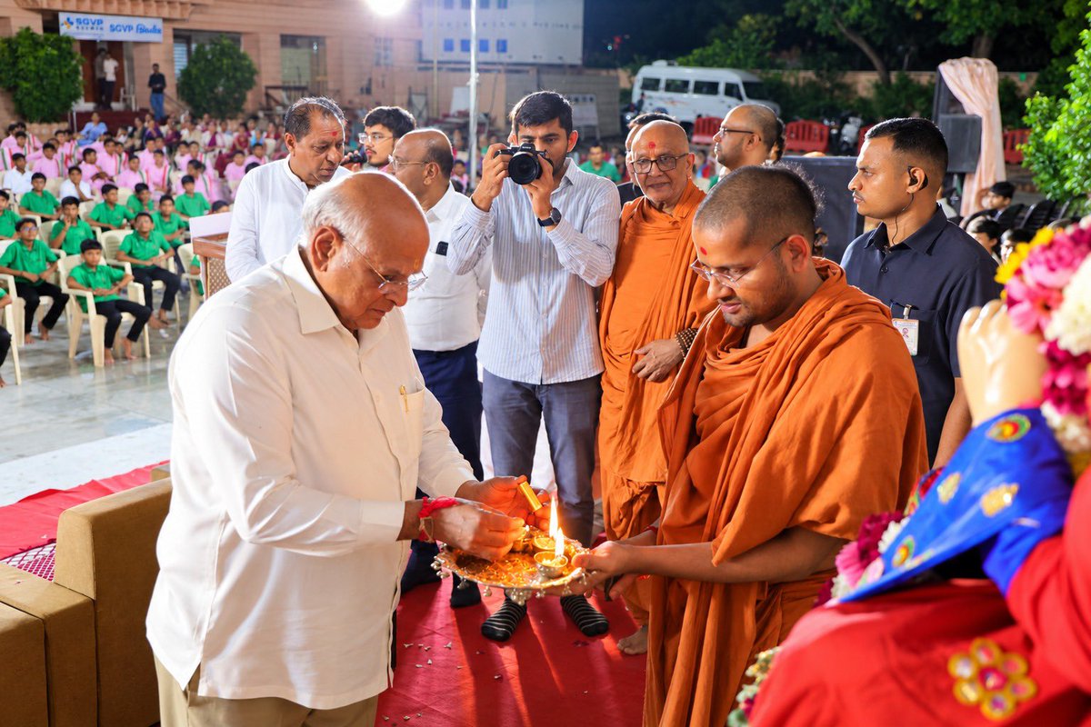 PrerakshahBJP's tweet photo. દેશના સર્વાધિક લોકપ્રિય પ્રધાનમંત્રી આદરણીય શ્રી @narendramodi જીના ૭૬મા જન્મદિવસ નિમિત્તે ગુરુકુળ સ્વામિનારાયણ મંદિર ખાતે માનનીય મુખ્યમંત્રી શ્રી @Bhupendrapbjp જીની વિશેષ ઉપસ્થિતિમાં ભવ્ય આરતી કરી જન્મદિવસની ઉજવણીમાં સહભાગી થવાનો અવસર મળ્યો.

આ પાવન અવસરે આદરણીય પ્રધાનમંત્રી શ્રી નરેન્દ્રભાઈ મોદીજીના ઉત્તમ સ્વાસ્થ્ય, દીર્ઘાયુ અને અવિરત રાષ્ટ્રસેવા માટે પ્રાર્થના કરી.

#HappyBirthdayModiji #AshirwadKaDiya