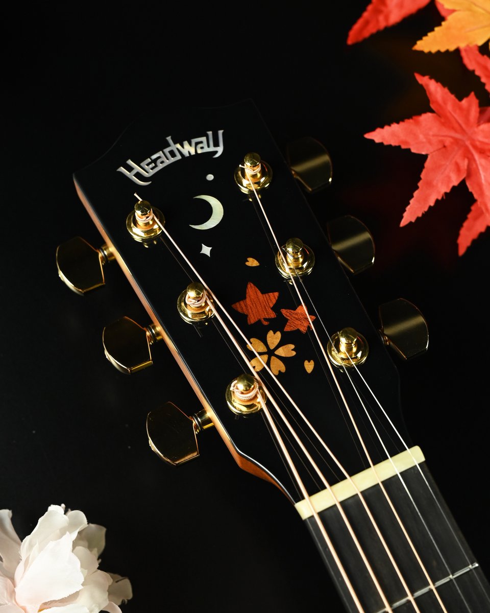 DeviserGuitars's tweet photo. 🍁🌸四季桜2026 Aska Team Build Series🌸🍁
ヘッドには、月夜に浮かび上がる四季桜と紅葉の情景をデザイン。
風情あふれる秋の夜、その一幕をギターに描きました🌙🍂
#HeadwayNewModel
#Deviser_NowOnSale https://t.co/iOVQTXNBKD