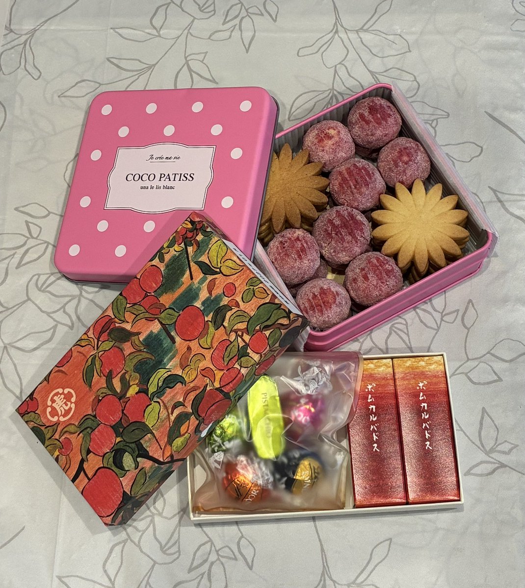 yuron_meron's tweet photo. 可愛いお菓子が届きました
美味しいのでイッパイ食べらさる😋 https://t.co/DbQrJkjBlX