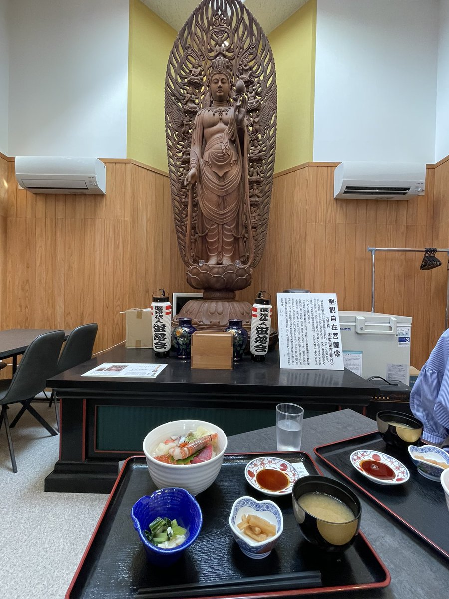 apple_red_sour's tweet photo. 観音様食堂 KANNON(あさむし銀杏観音堂)にて、海鮮丼。

この観音様の木は津軽三十三観音の第二十三番札所である夢宅寺の門前に生えていた銀杏（樹齢200年を越す）の木だったそうです。 https://t.co/Tpj2Dz5MAP