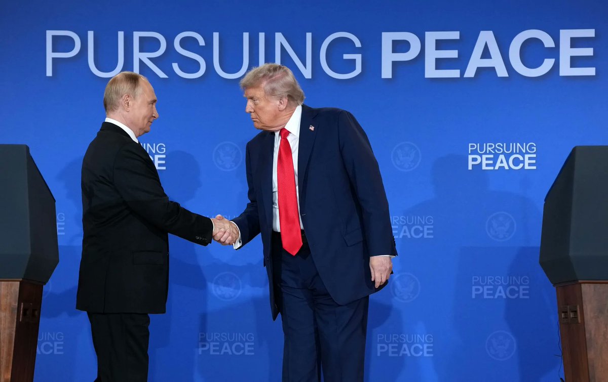 clashreport's tweet photo. BIG: The Trump administration is considering signing business deals with Russia before the war in Ukraine ends, marking a shift from Trump’s earlier position that economic agreements should wait until a peace settlement.

Officials believe offering Moscow economic incentives could help persuade Putin and members of Russia’s elite to support an agreement. 

Possible areas previously discussed by Russian officials include rare earths, aluminum, Arctic projects and energy.

Source: NYT