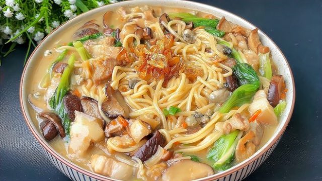 asianinnov's tweet photo. @jetmomonga70331 はい。ツッコミありがとうございます。本場の福建で麺料理といえばルーメン。漢字で「鹵麺」と書きます福建に福建麺という料理はありません。長崎ちゃんぽんに似ています。「鹵麺」は福建語ではローミーと読みます。これマレーシアでもローミーという別の麺料理があって結構ややこしいです。 https://t.co/c90YijKiRT