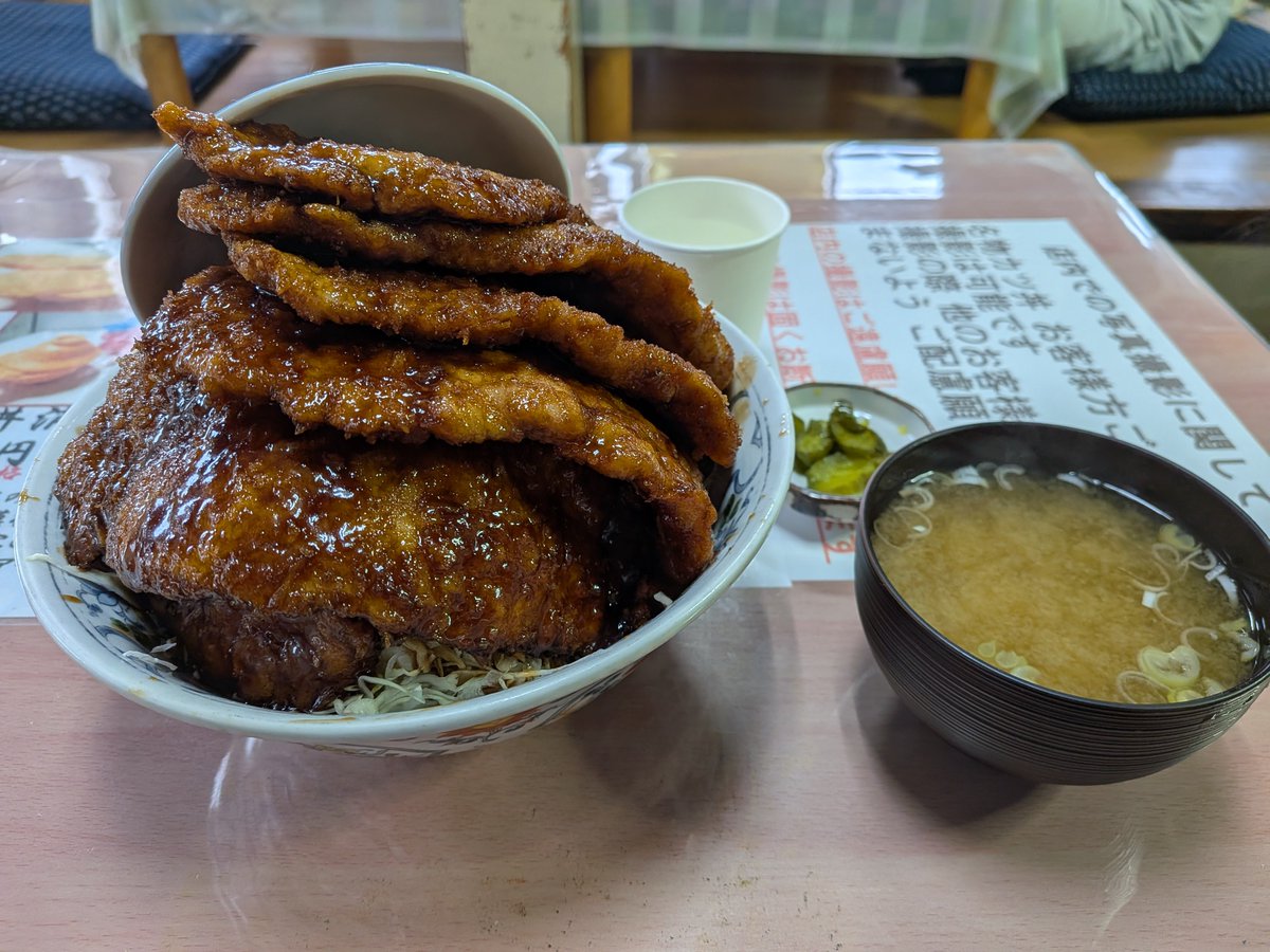 Kuri27551989's tweet photo. 安定の時差投稿w
臨休遭遇率高めだが今回ゎすんなりと訪問できましたヽ(=´▽`=)ﾉ♪

白孔雀食堂様にて
名物ソースカツ丼(大盛)に
カツ追加((꜆꜄ ˙꒳˙)꜆꜄꜆ﾎﾟﾁﾎﾟﾁﾎﾟﾁ

相変わらずオーダーとﾁｮｯﾄ違ぅ感w
毎度ありがとうございます😊
ﾁｮｯﾄ苦戦するも無事完食Ψ( 'ч'♡ )❣️ https://t.co/I7FyouACA8